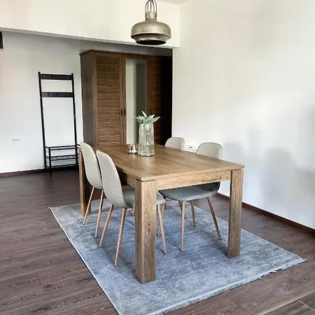 Апартаменти Spacious And Bright Flat