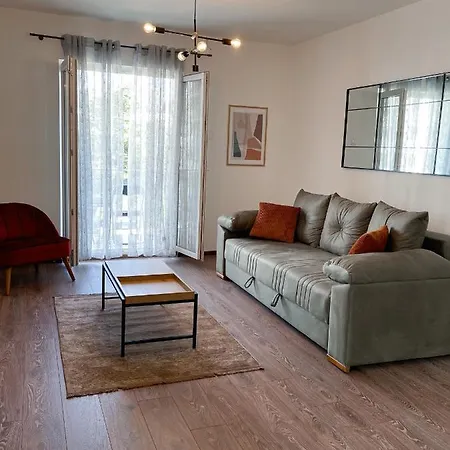 Апартаменти Spacious And Bright Flat