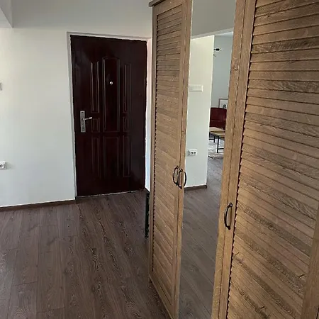Spacious And Bright Flat Апартаменти